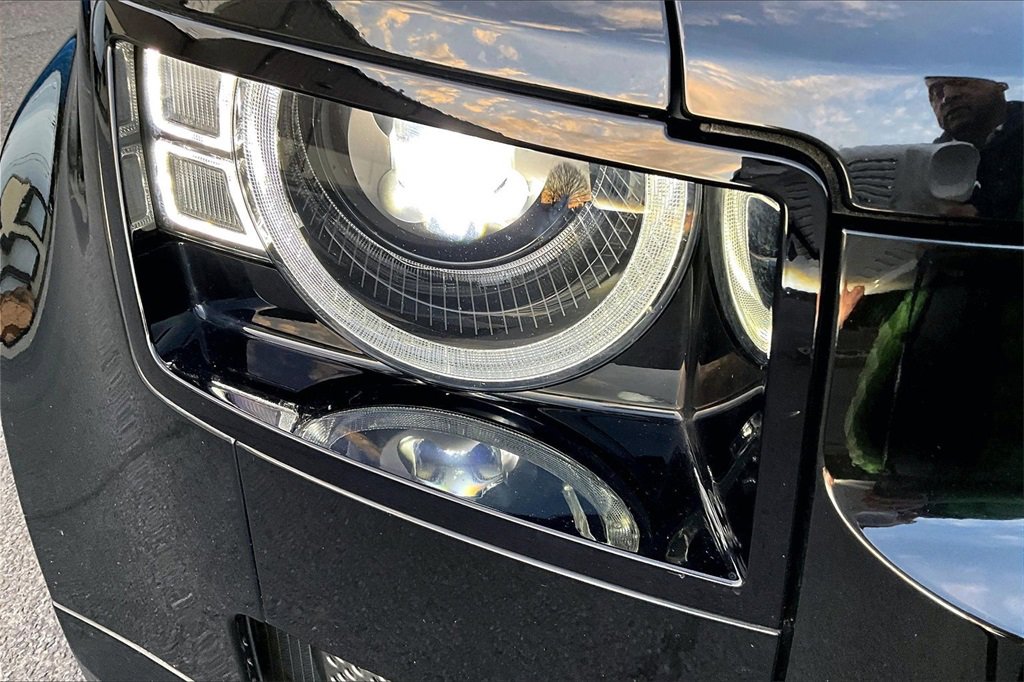 Used 2023 Land Rover Defender 110 X-Dynamic SE image 32