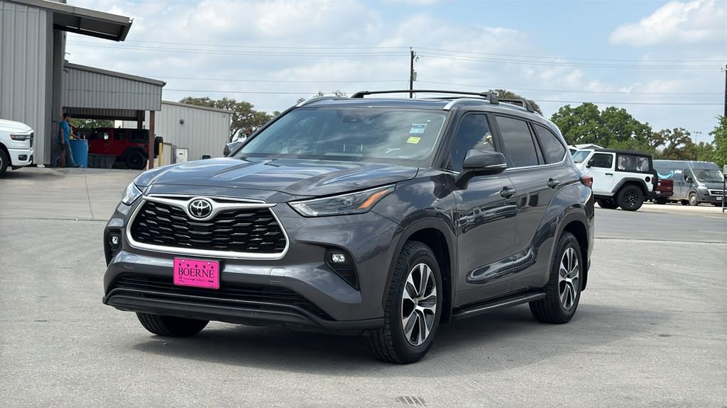 Used 2023 Toyota Highlander XLE image 3