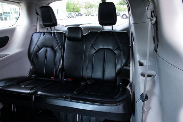 Used 2023 Chrysler Pacifica Touring-L image 39