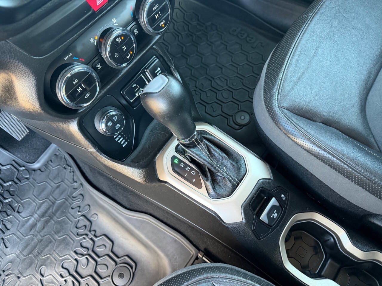 Used 2017 Jeep Renegade Trailhawk image 14