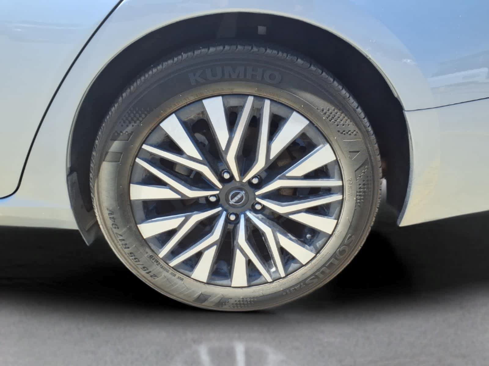 Used 2024 Nissan Altima 2.5 SV FWD image 9