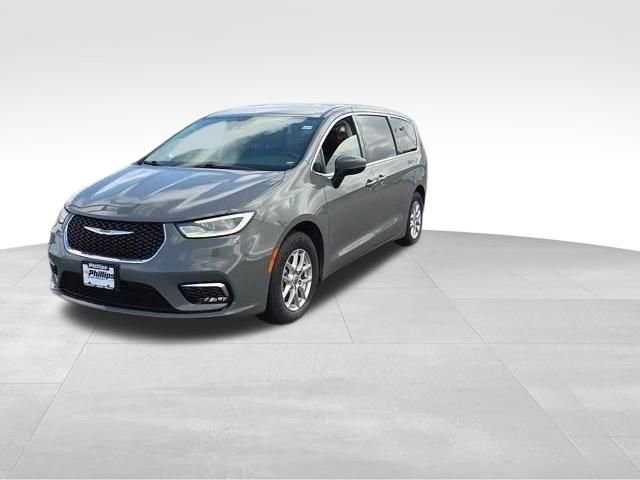Used 2023 Chrysler Pacifica Touring-L FWD image 2