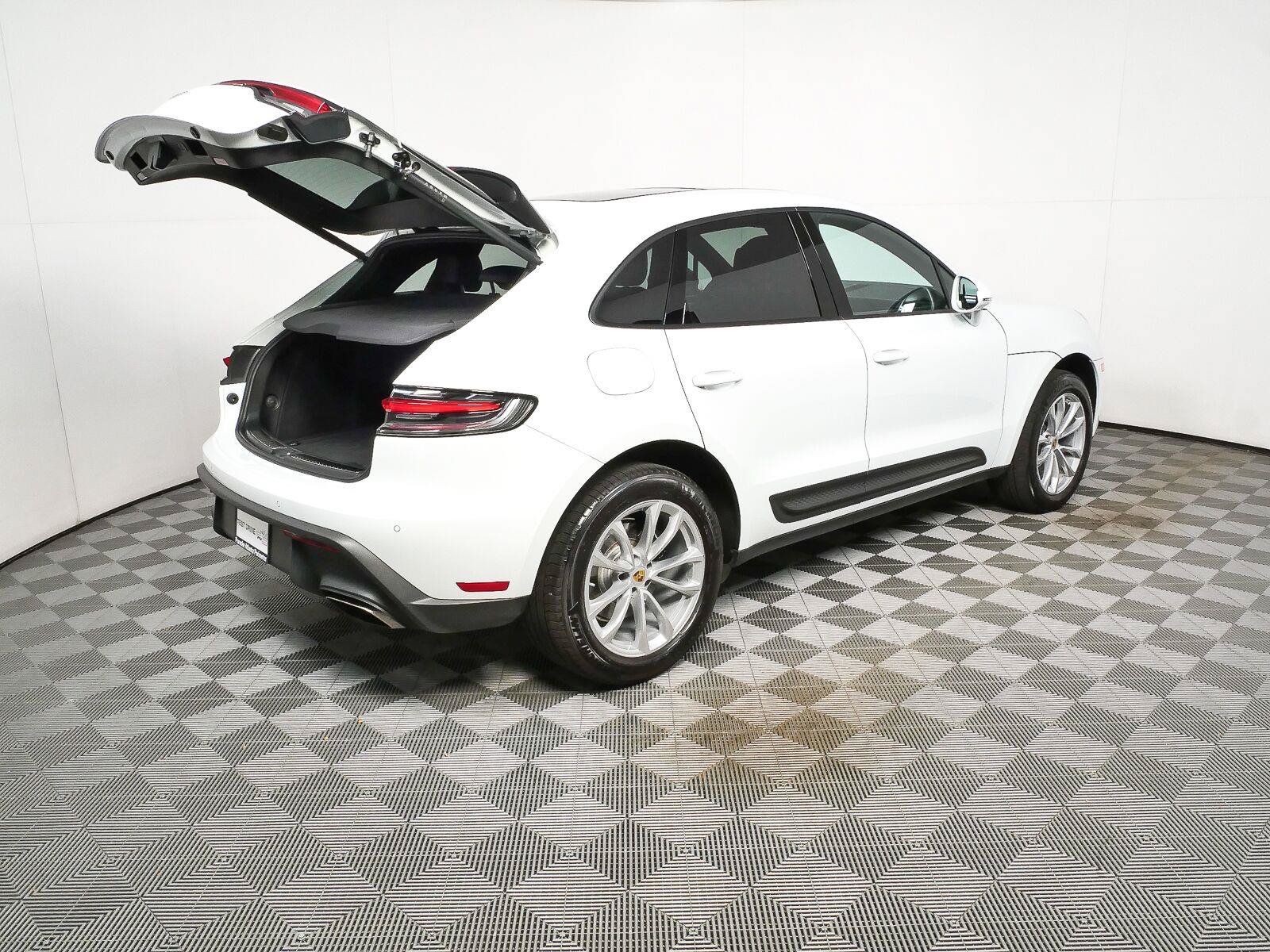 Certified 2025 Porsche Macan Turbo AWD/4WD image 31