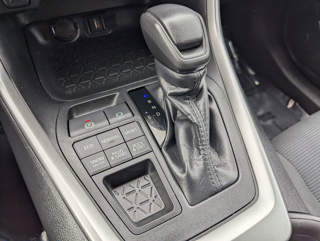 Used 2020 Toyota RAV4 LE w/ All Weather Liner Package AWD/4WD image 18