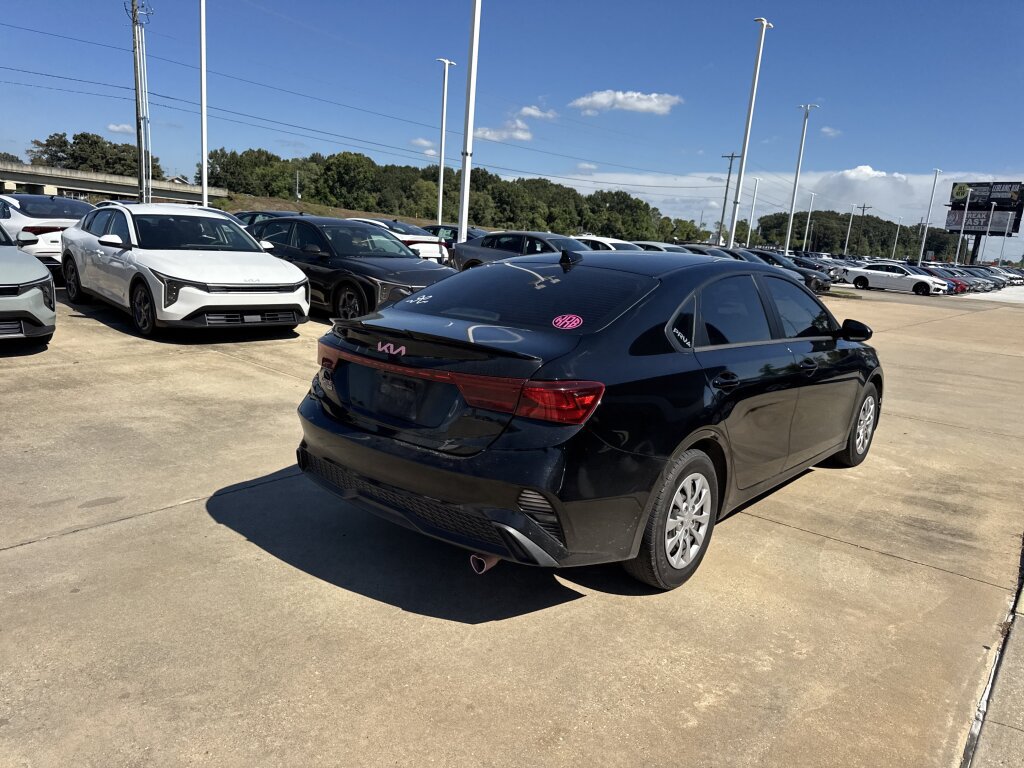 Used 2023 Kia Forte LX FWD image 5