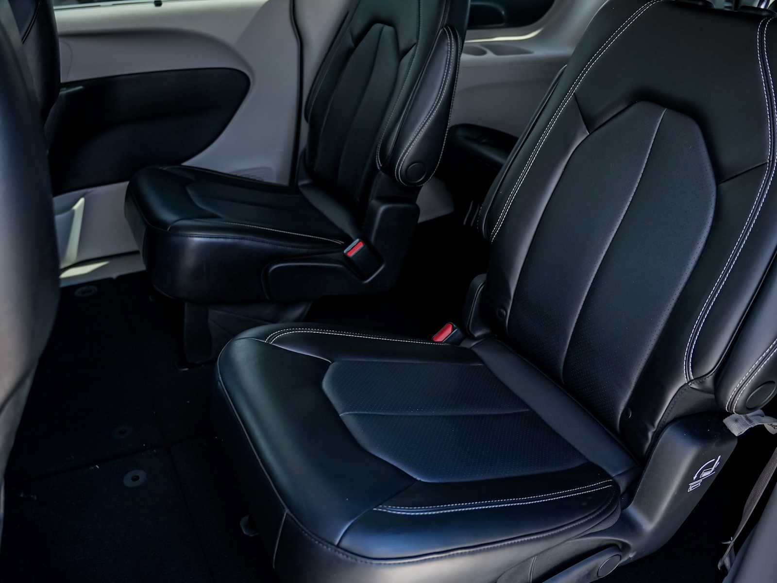 Used 2023 Chrysler Pacifica Touring-L FWD image 24