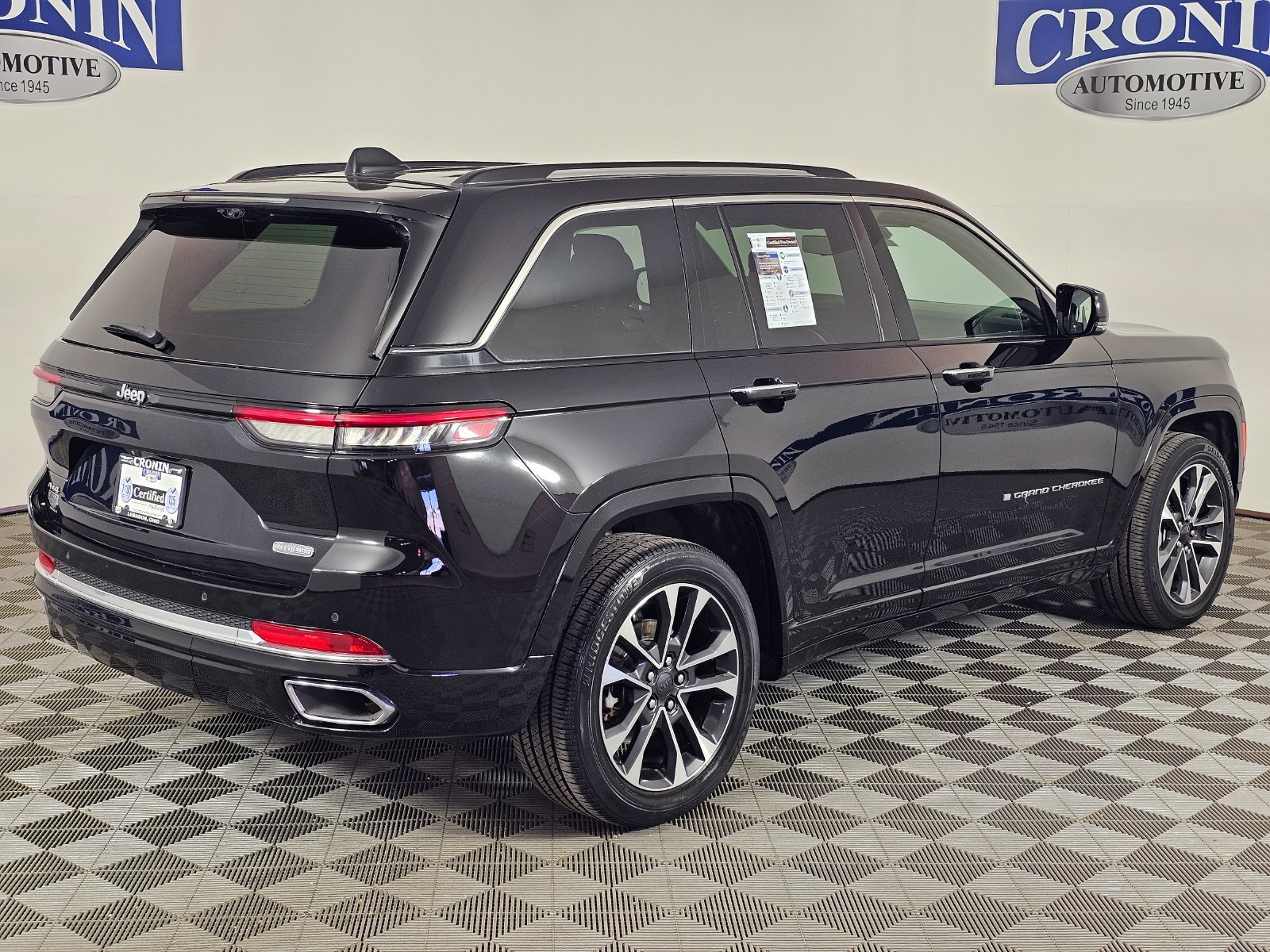 Used 2023 Jeep Grand Cherokee Overland w/ Luxury Tech Group IV AWD/4WD image 39