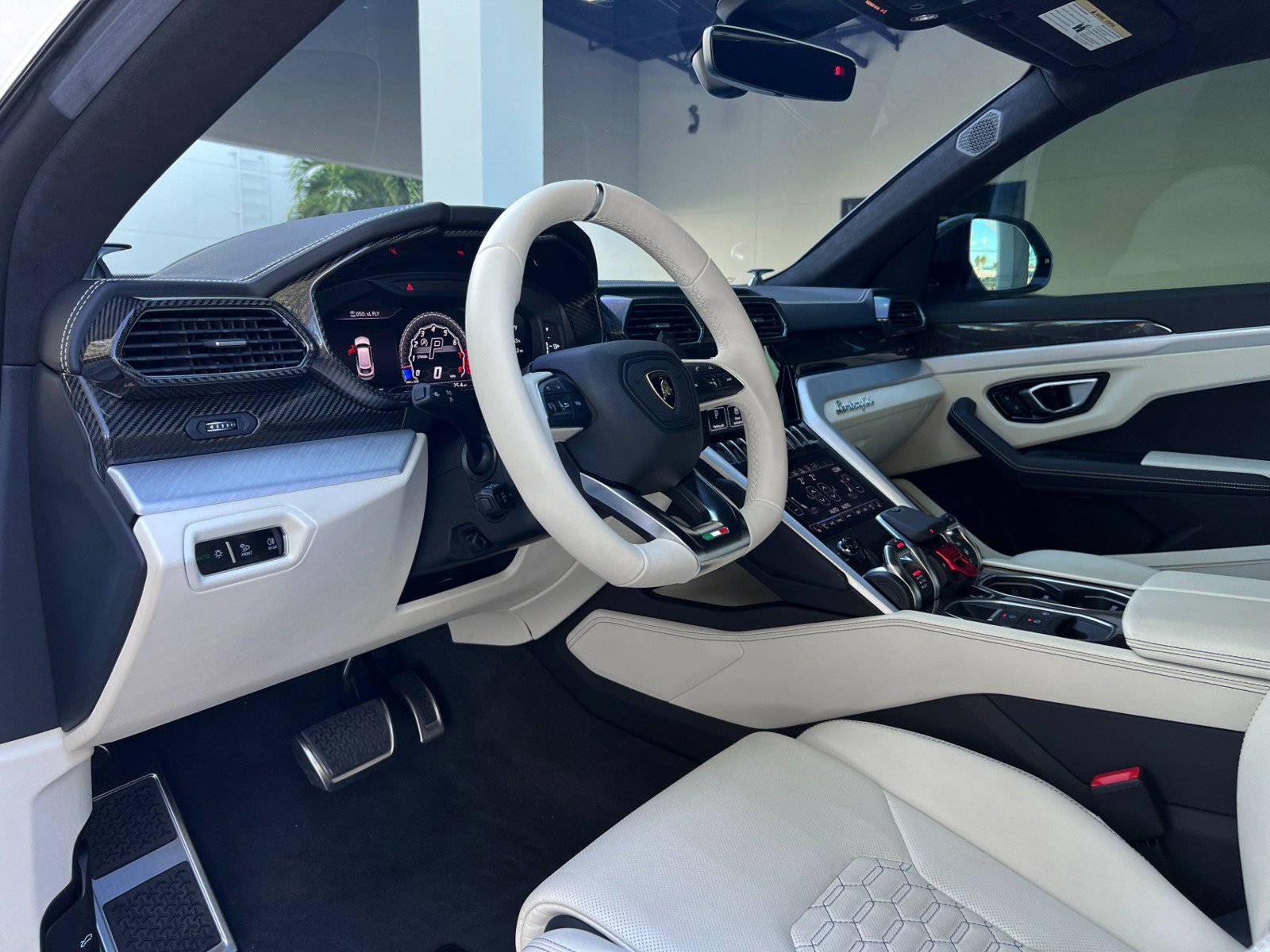 Used 2021 Lamborghini Urus AWD/4WD image 18