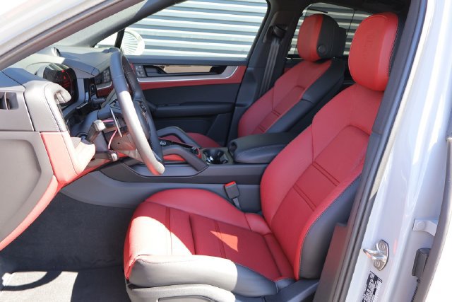 Used 2026 Porsche Cayenne S AWD/4WD image 5