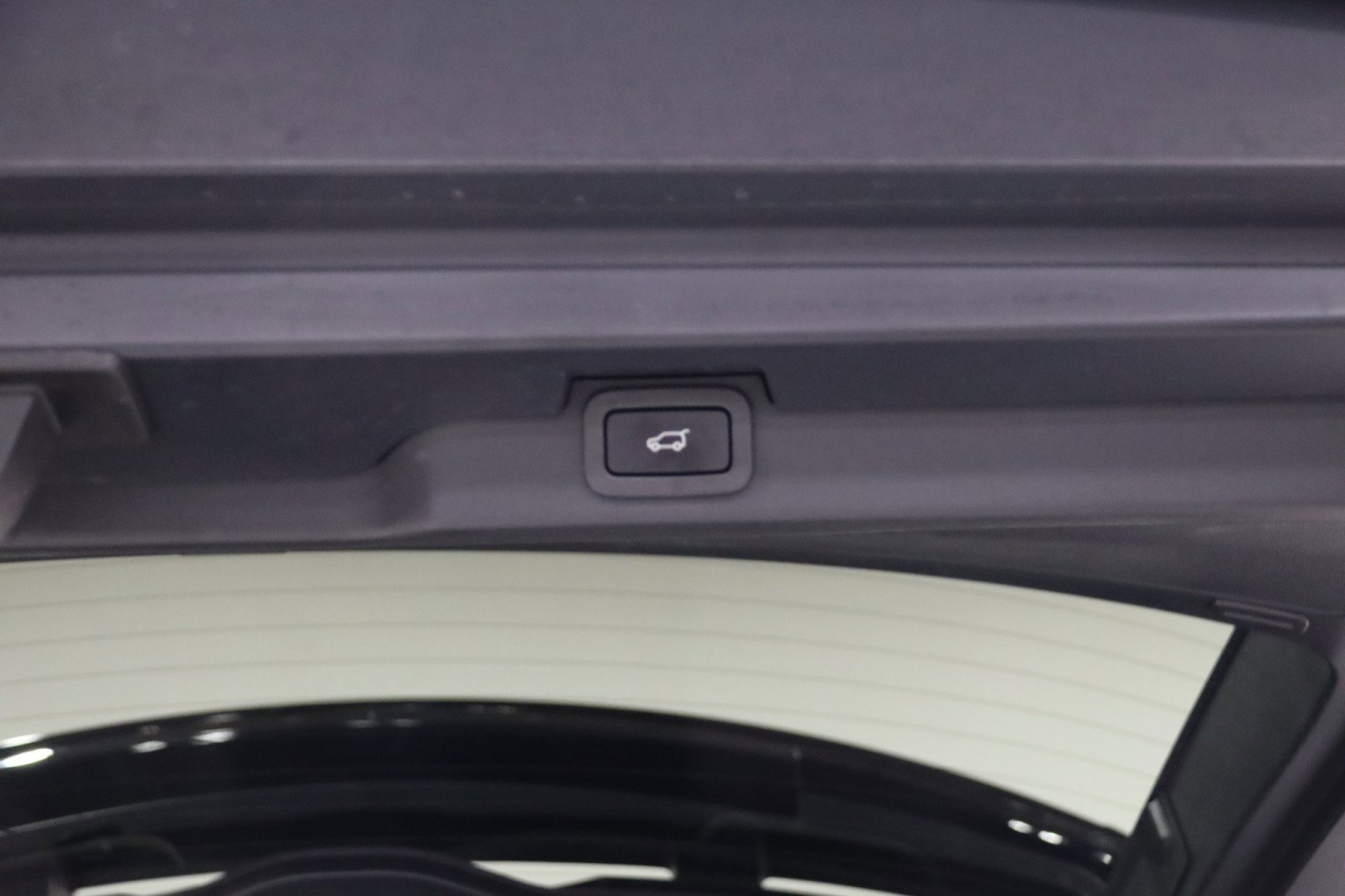 Used 2020 Land Rover Discovery HSE image 31