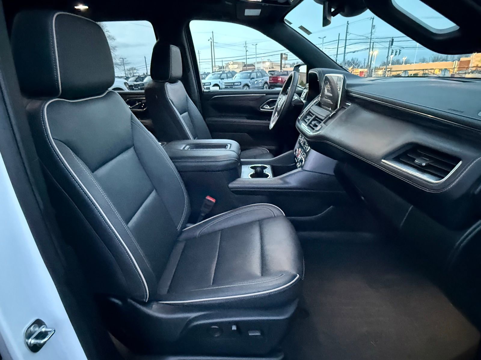 Used 2024 GMC Yukon SLT w/ SLT Luxury Package image 19