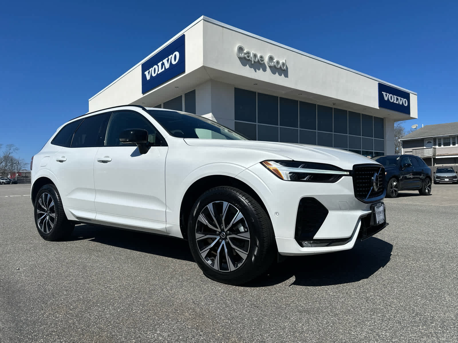 Used 2025 Volvo XC60 B5 Plus image 2