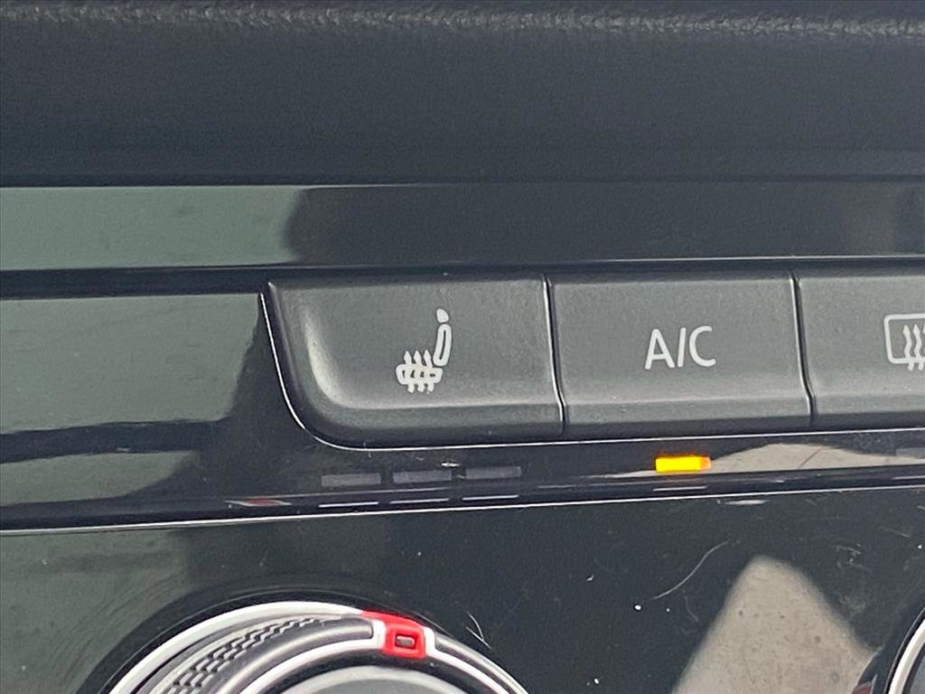 Used 2023 Volkswagen Taos SE w/ Panoramic Sunroof Package image 17