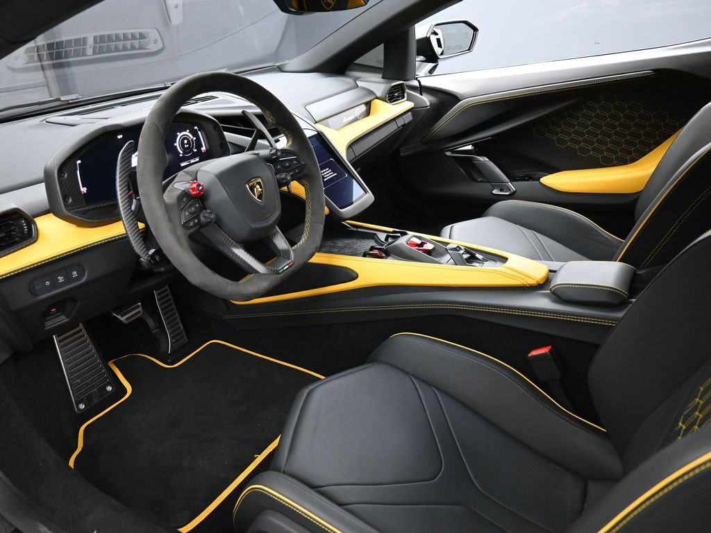 Used 2024 Lamborghini Revuelto image 4
