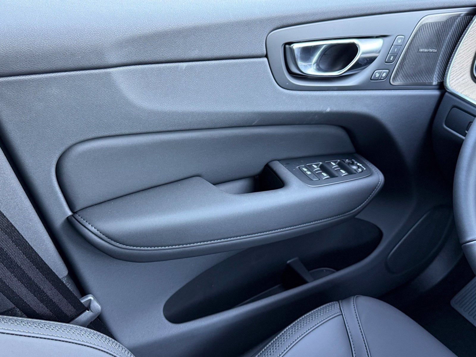 New 2027 Volvo XC60 B5 Core AWD/4WD image 40