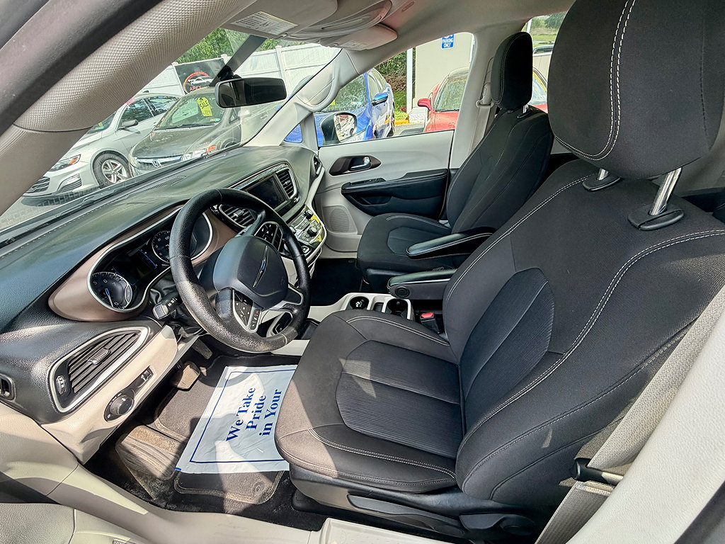 Used 2020 Chrysler Voyager L FWD image 9