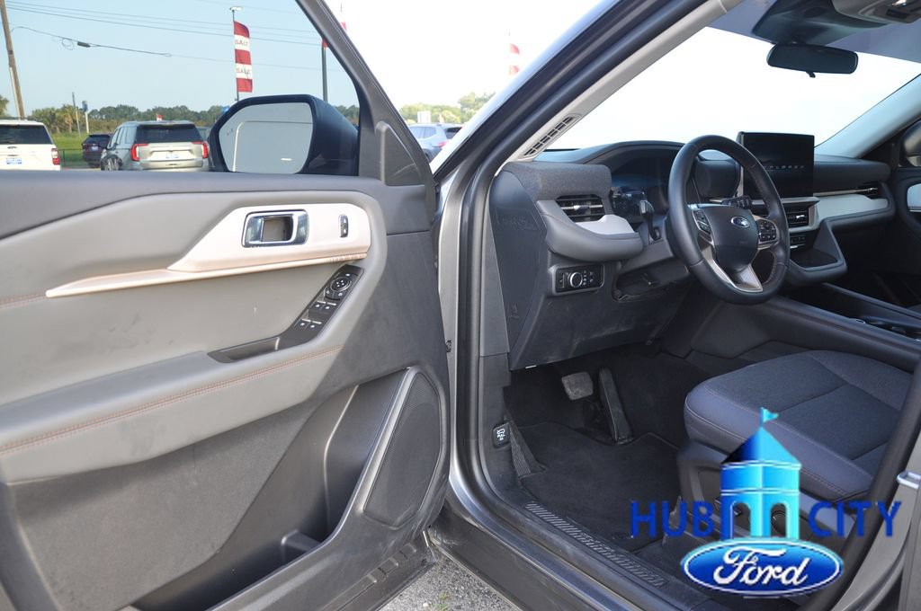 Used 2025 Ford Explorer Active RWD image 11