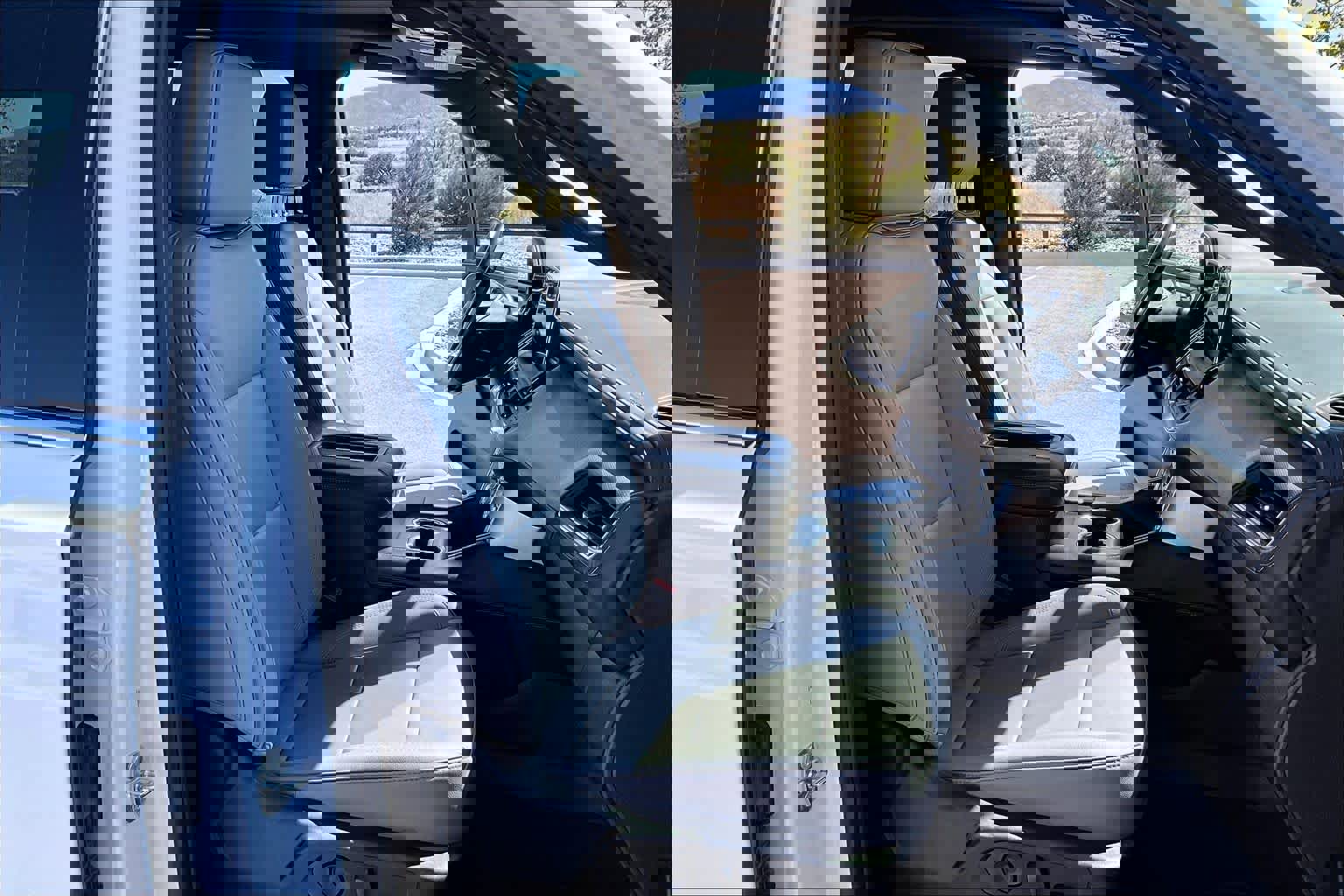 Used 2022 GMC Yukon XL SLT w/ SLT Premium Package image 9