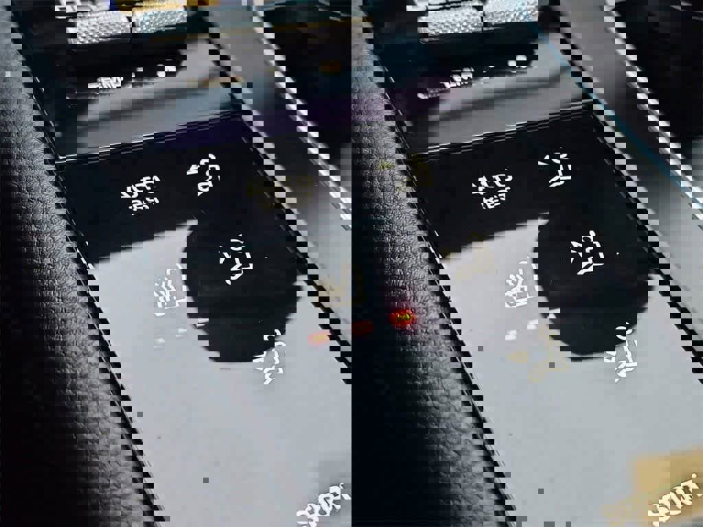 Certified 2025 Porsche Macan image 24