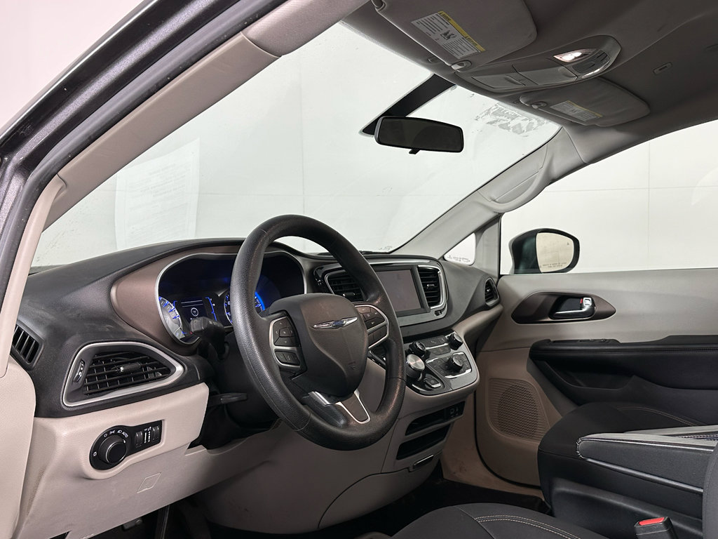 Used 2019 Chrysler Pacifica LX image 3