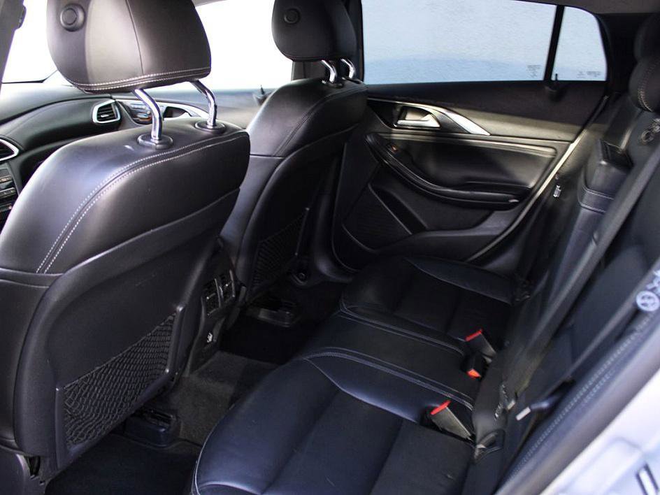 Used 2018 INFINITI QX30 AWD image 12