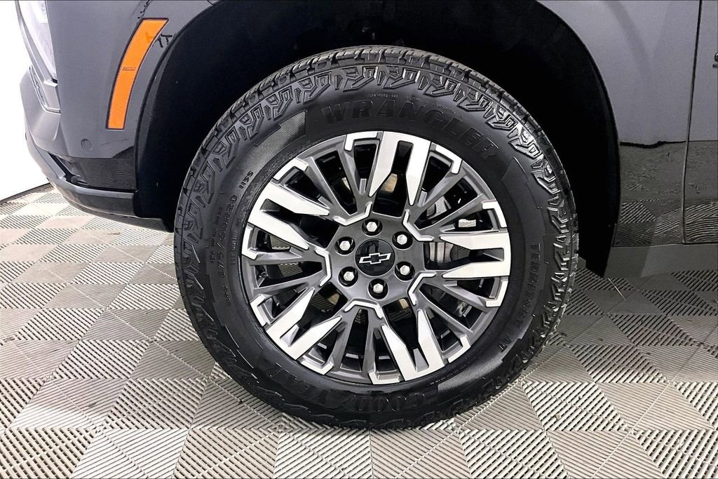 Used 2025 Chevrolet Suburban Z71 image 7