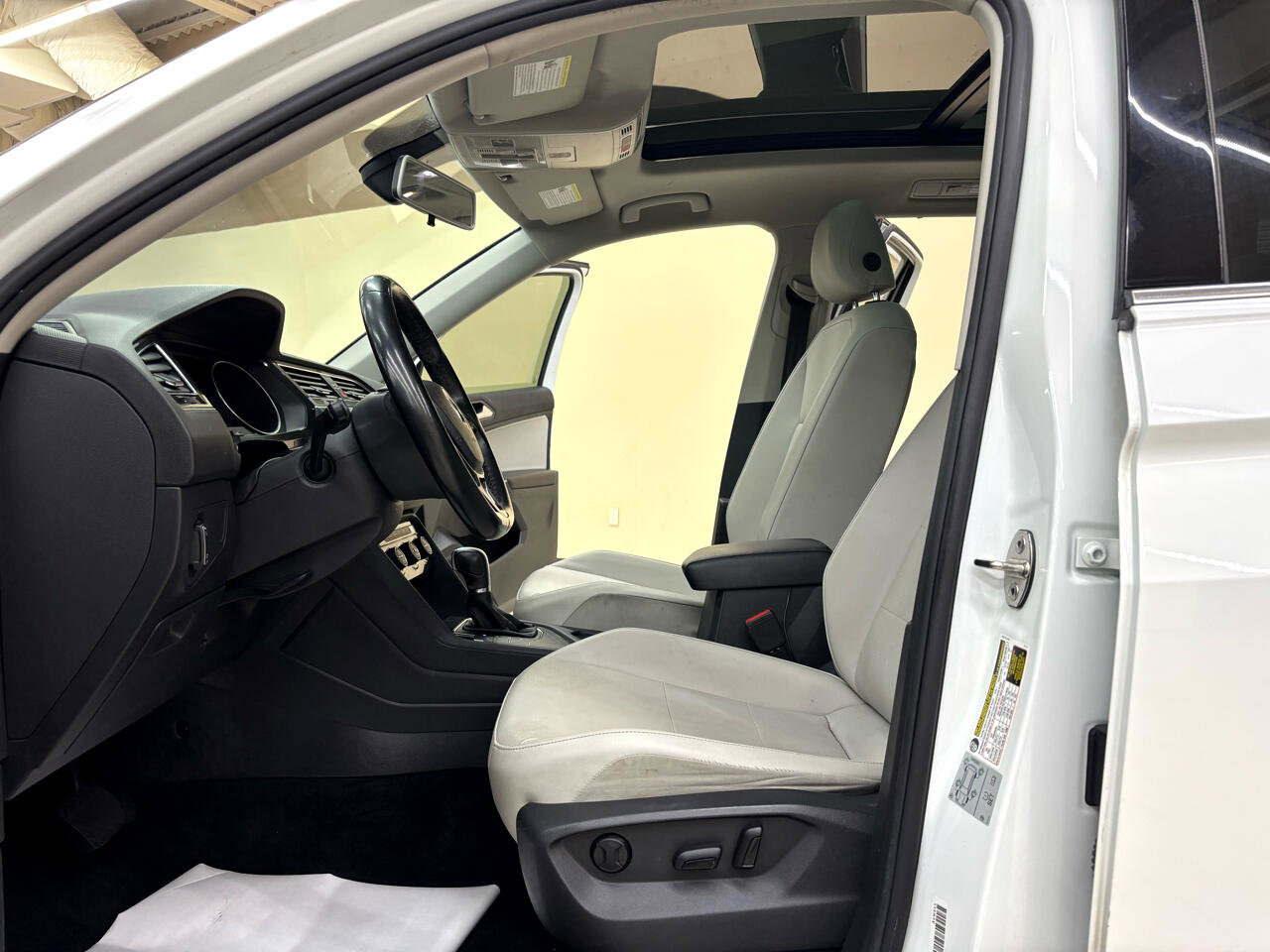 Used 2018 Volkswagen Tiguan SEL image 16