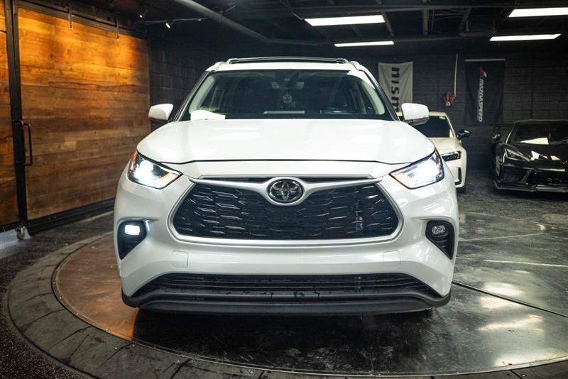 Used 2022 Toyota Highlander XLE AWD/4WD image 4