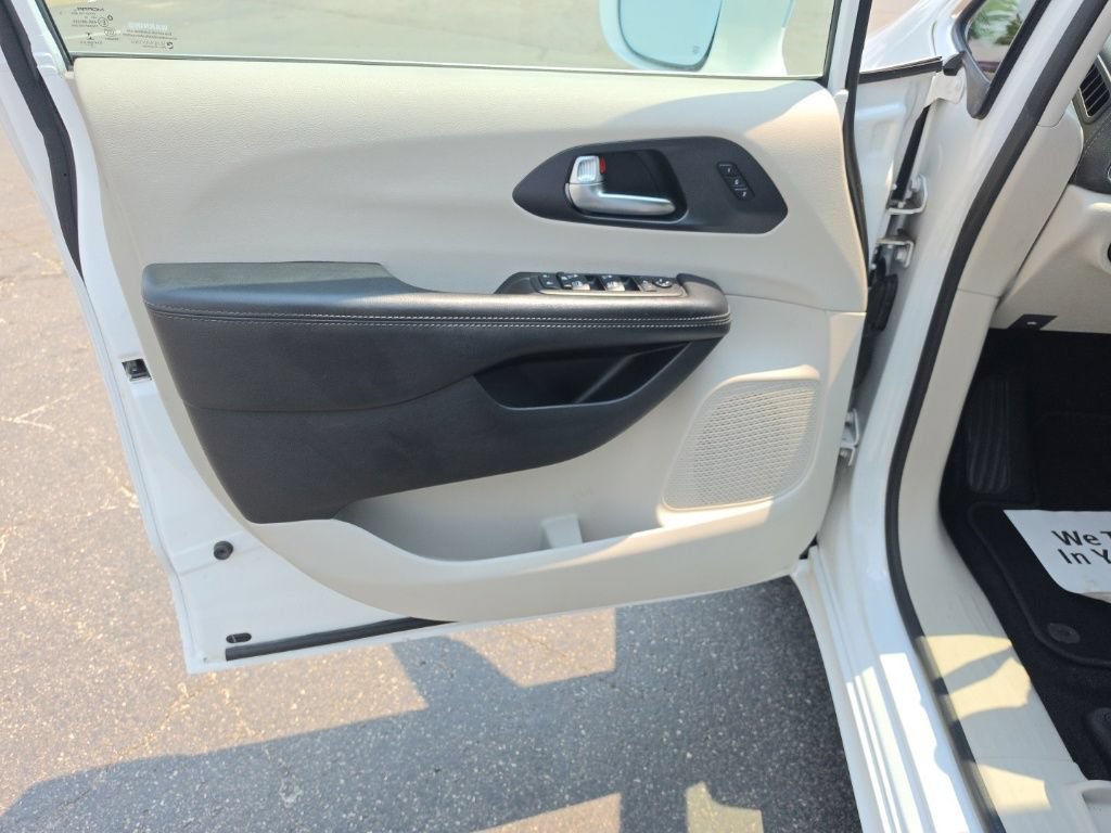 Used 2020 Chrysler Pacifica Limited FWD image 13