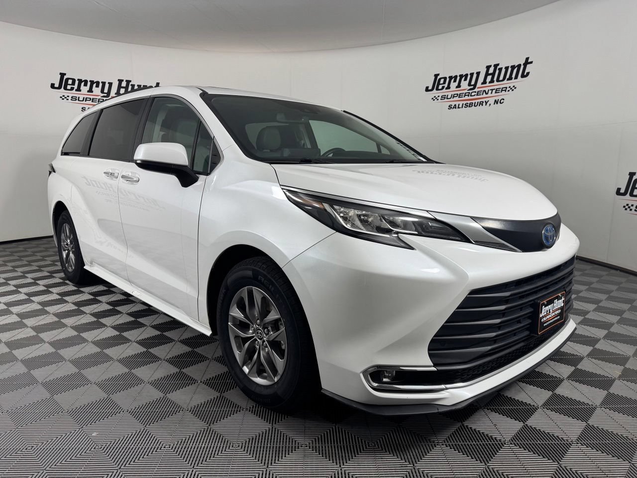 Used 2023 Toyota Sienna XLE FWD image 5