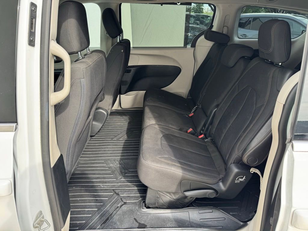 Used 2018 Chrysler Pacifica Touring Plus w/ Tire & Wheel Group FWD image 12