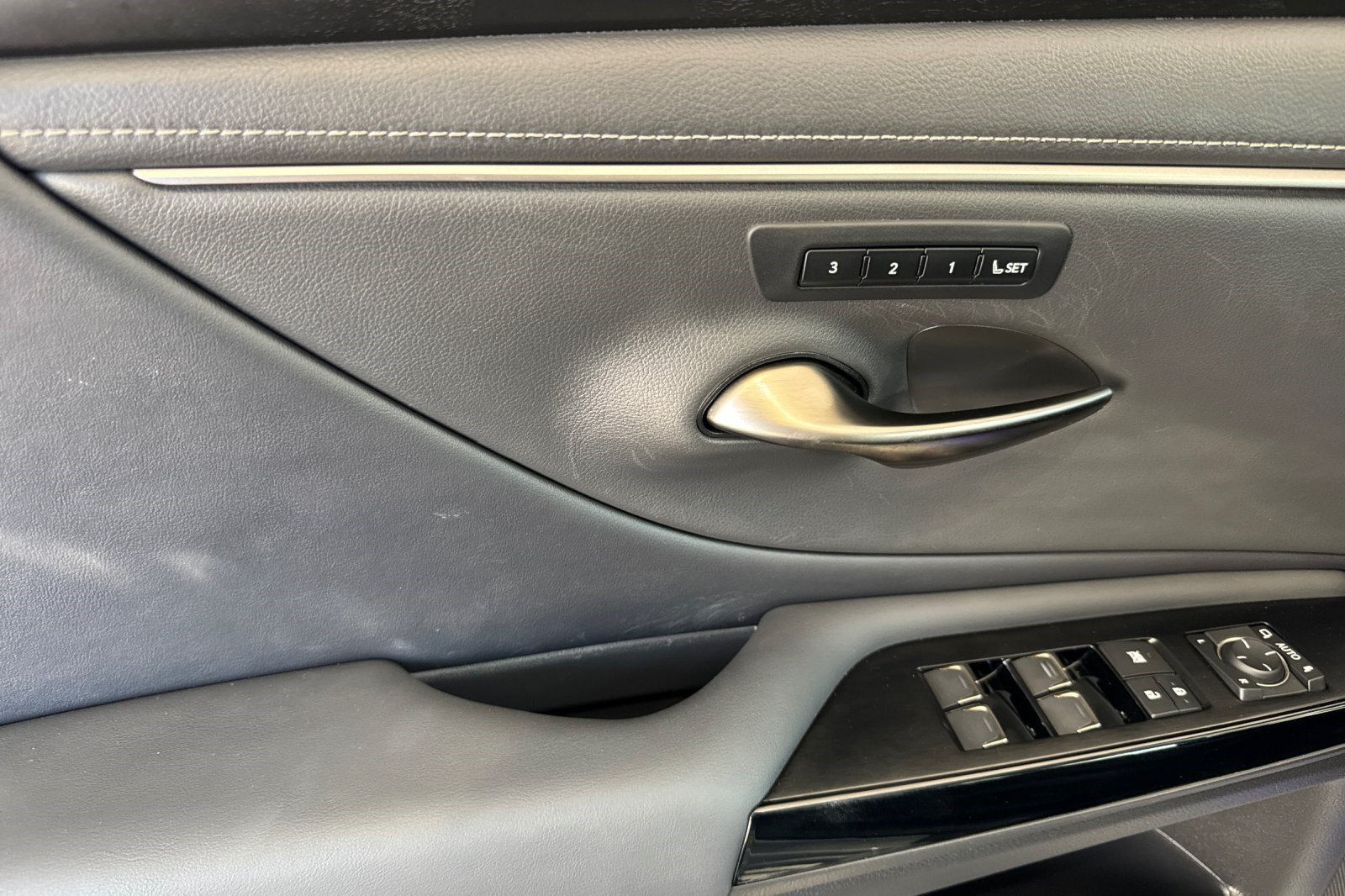 Certified 2024 Lexus ES 300h w/ Premium Package FWD image 12