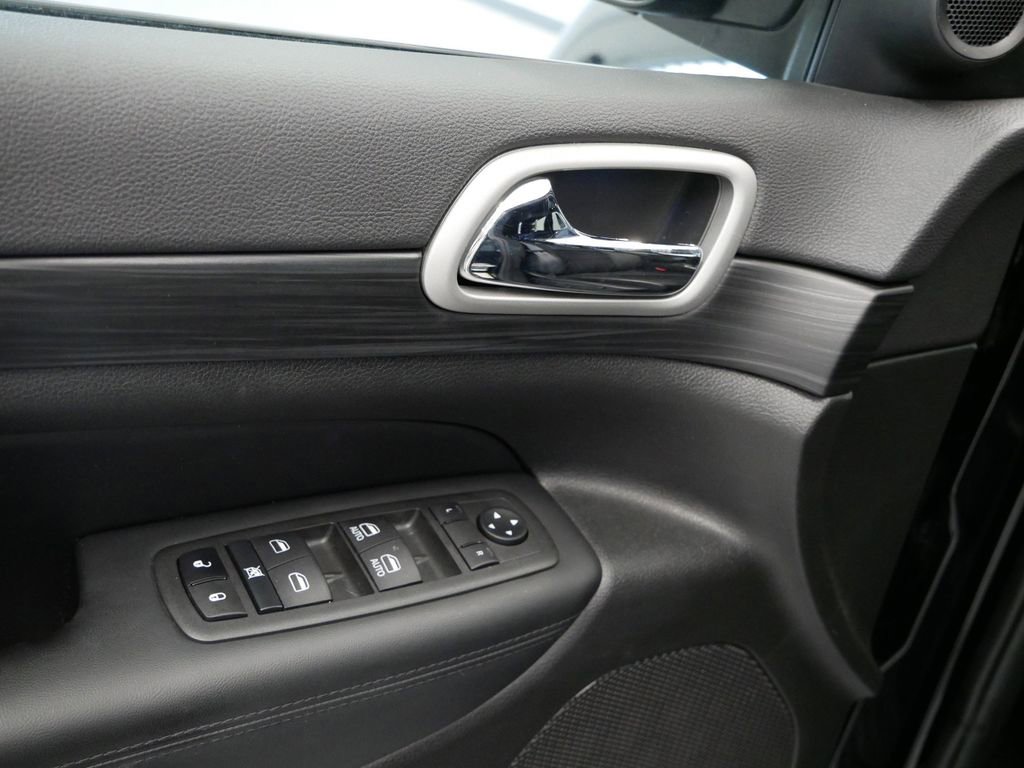 Certified 2022 Jeep Grand Cherokee Laredo X image 6