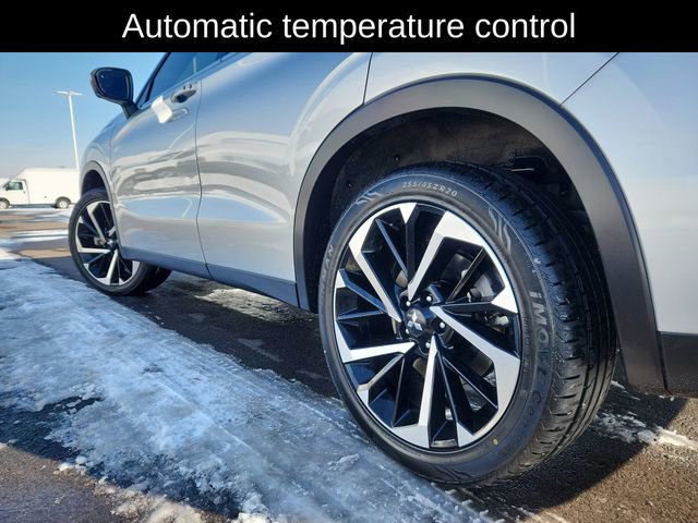 Used 2024 Mitsubishi Outlander SE image 16