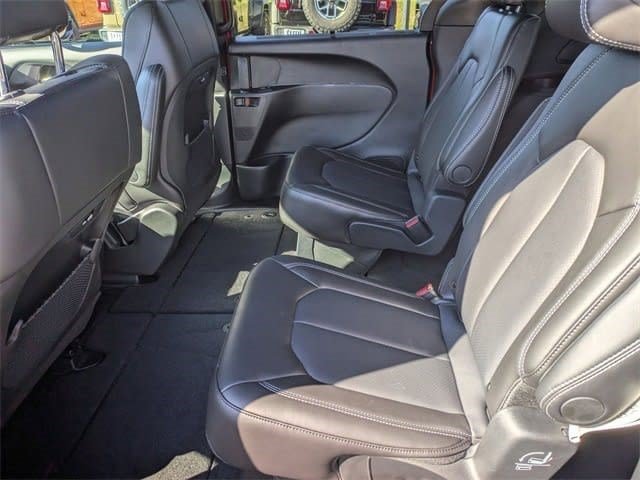New 2026 Chrysler Pacifica Select FWD image 18