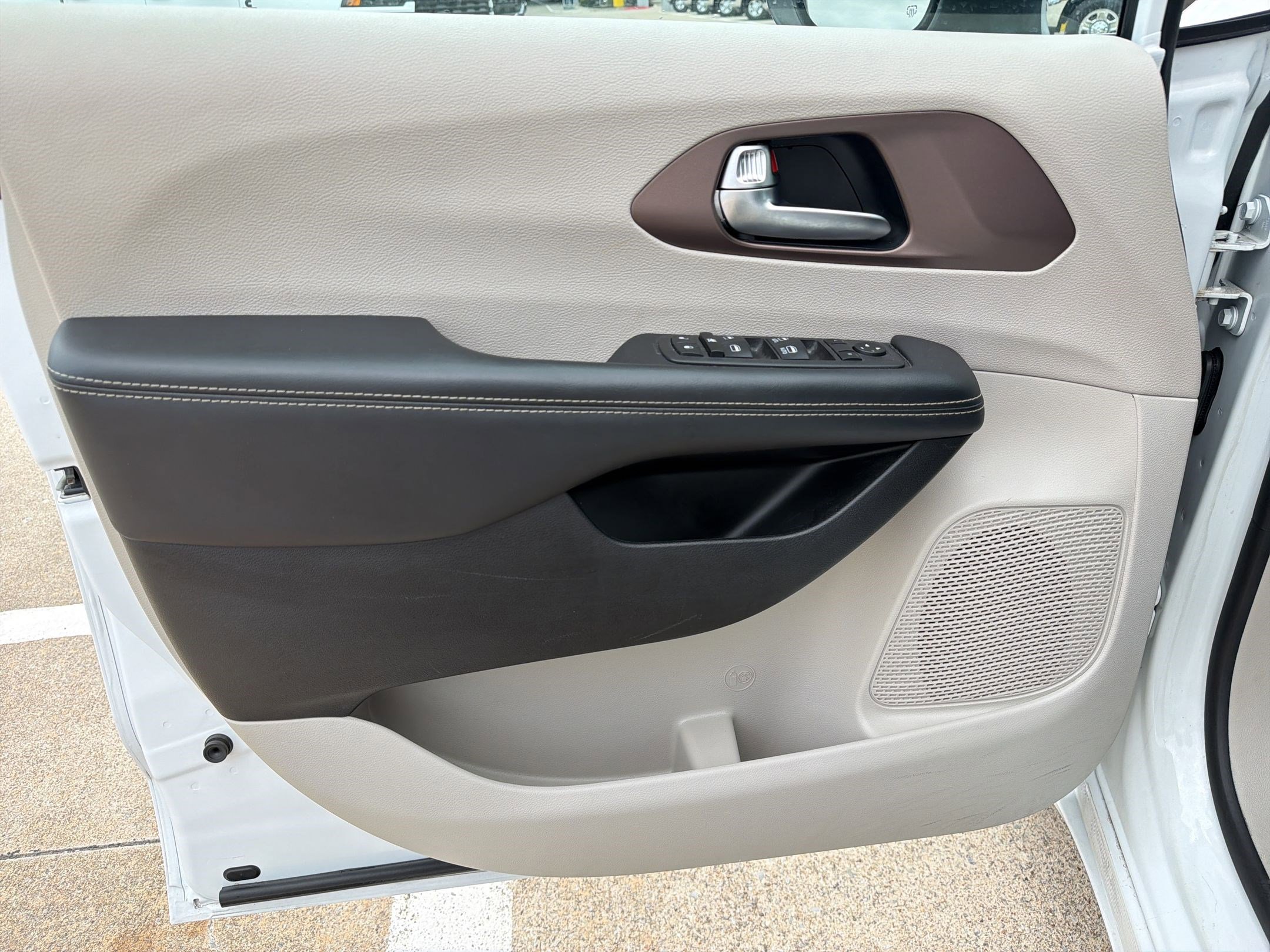 Used 2023 Chrysler Voyager LX image 13