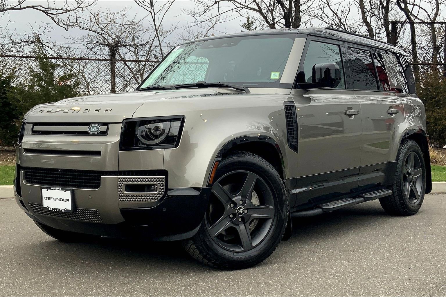 Used 2025 Land Rover Defender 110 X-Dynamic SE image 1