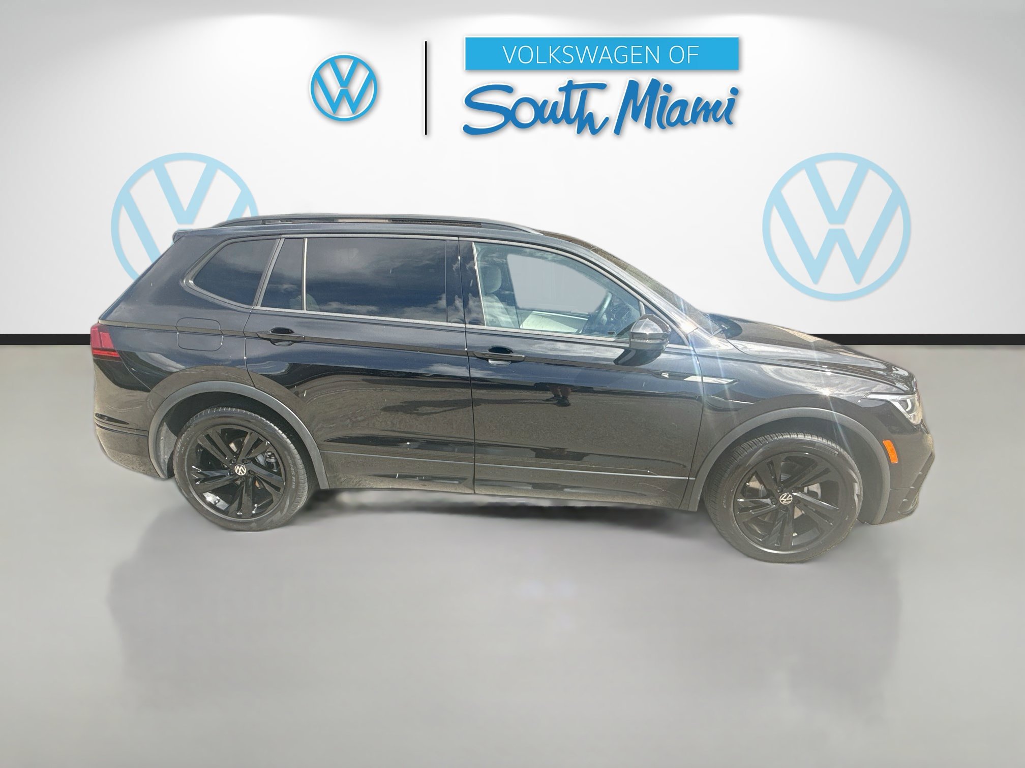 Used 2024 Volkswagen Tiguan SE R-Line FWD image 8