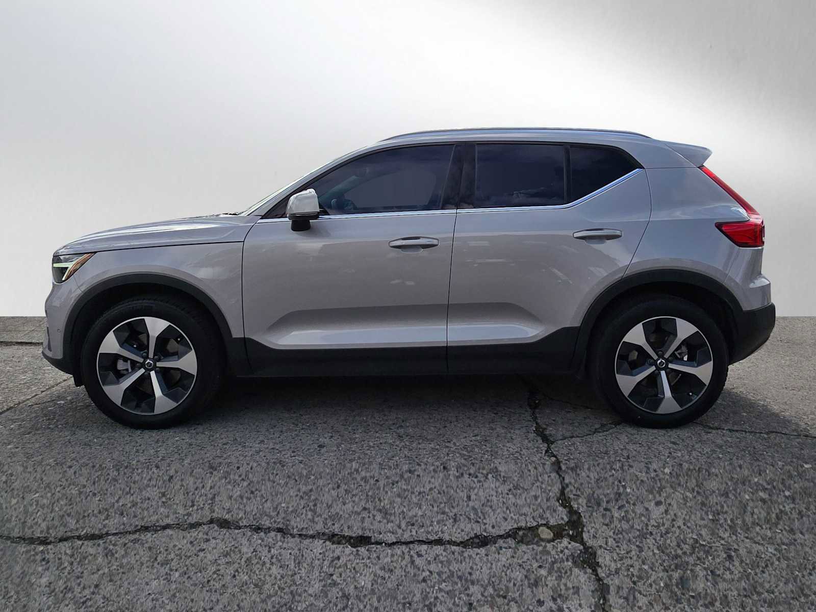 Certified 2023 Volvo XC40 B5 Plus w/ Protection Package Premier image 6