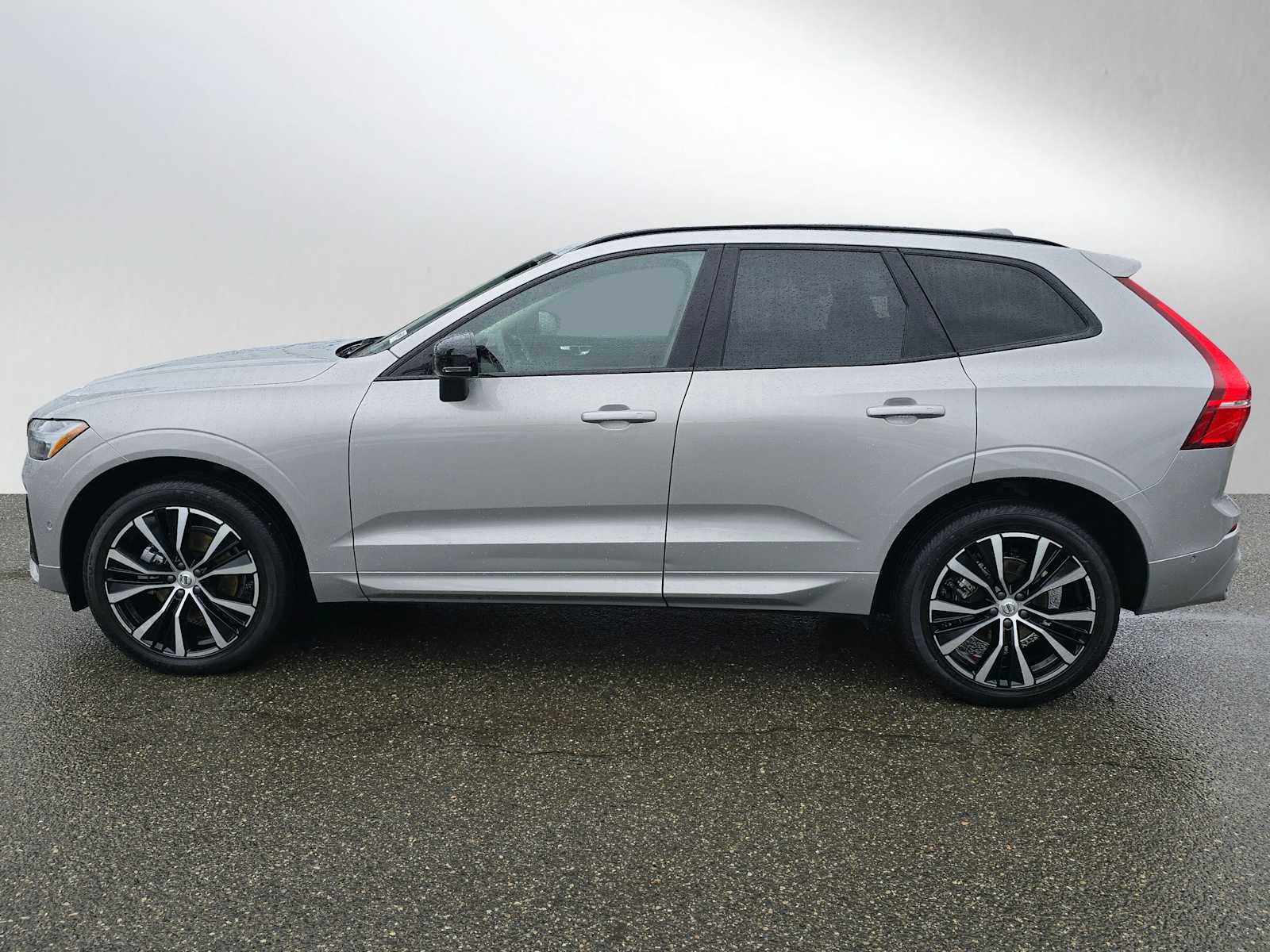 Certified 2025 Volvo XC60 B5 Plus image 6