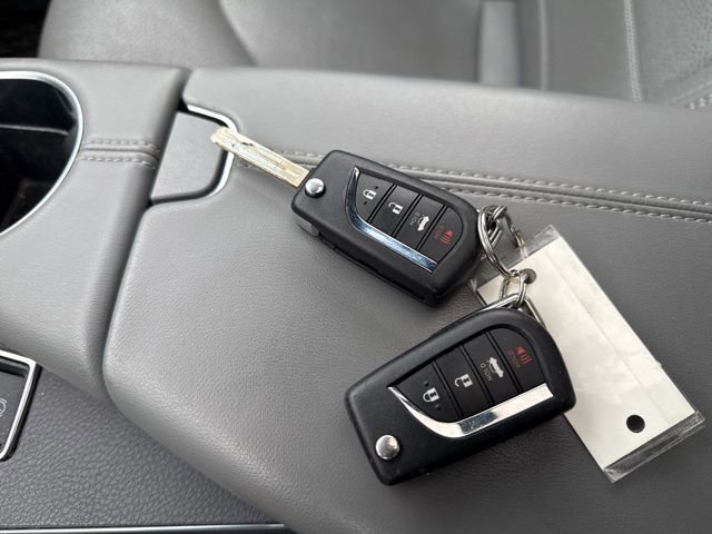 Used 2019 Toyota Avalon Limited image 24