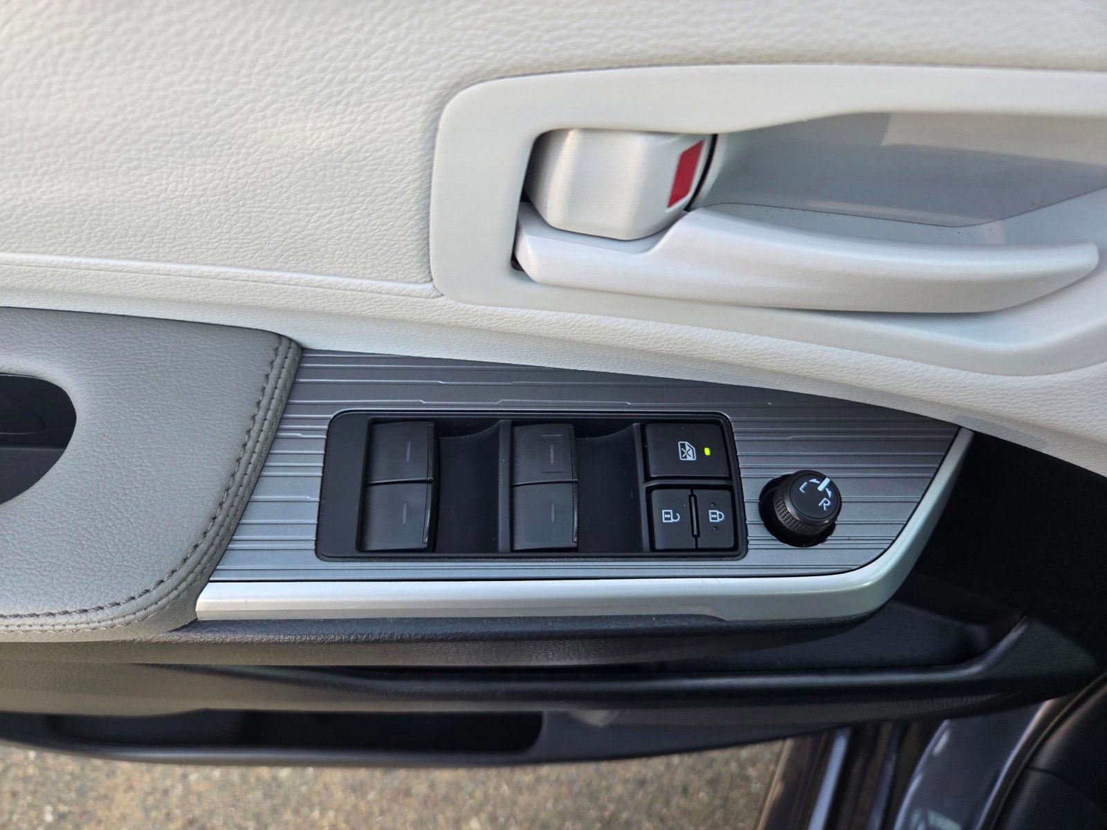 Used 2025 Toyota Sienna LE FWD image 16
