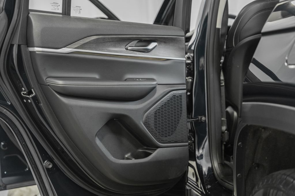 Certified 2023 Jeep Grand Cherokee Limited AWD/4WD image 40