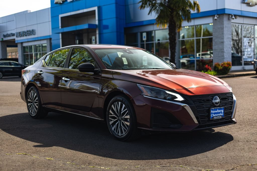 Used 2024 Nissan Altima 2.5 SV FWD image 8