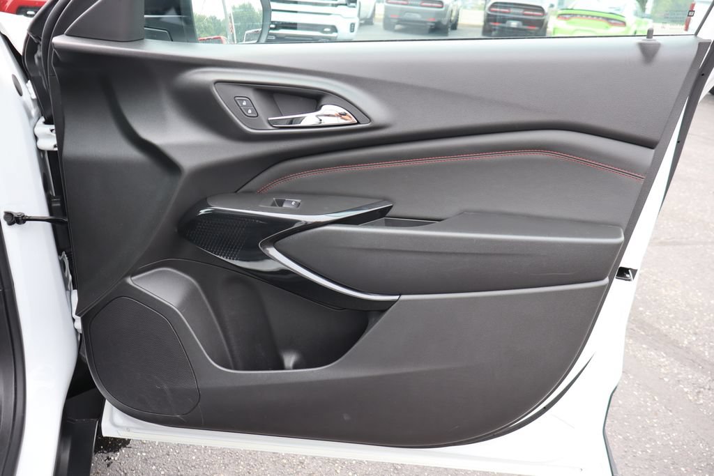Used 2024 Chevrolet Trax RS w/ Sunroof Package FWD image 31