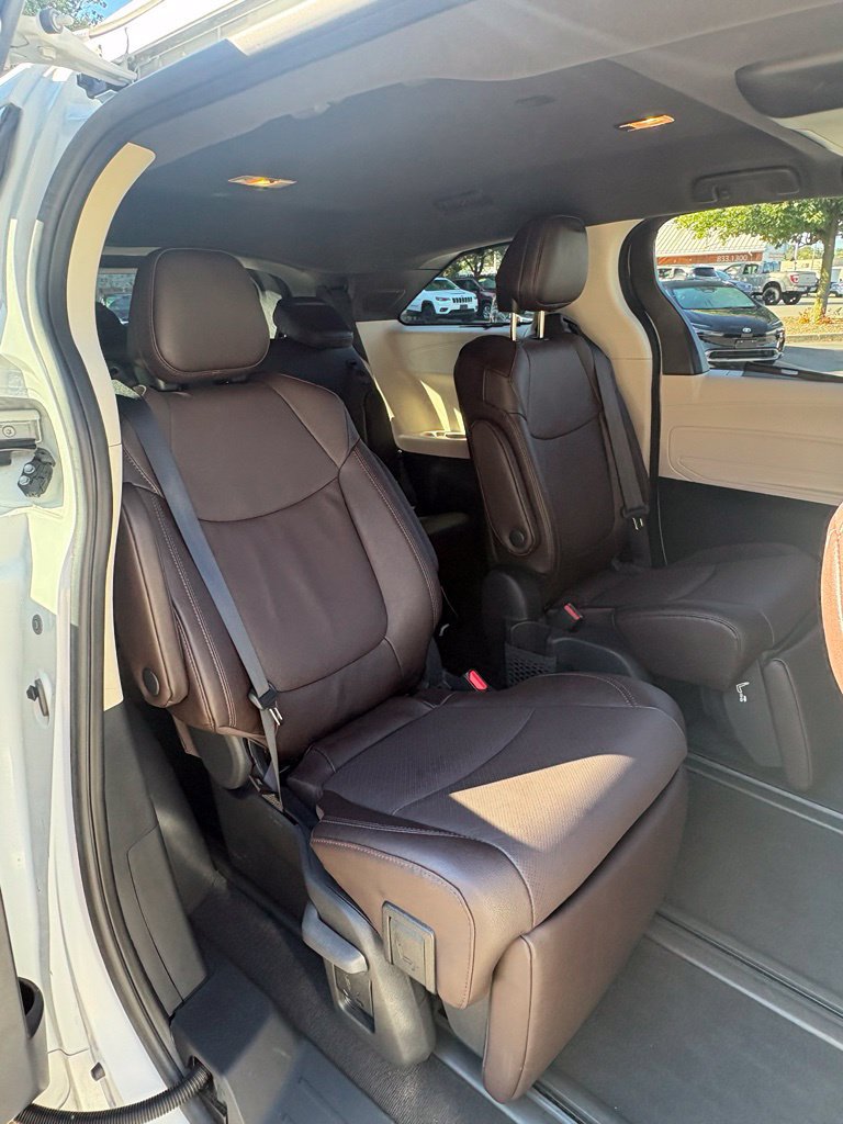 Used 2023 Toyota Sienna Platinum AWD/4WD image 15