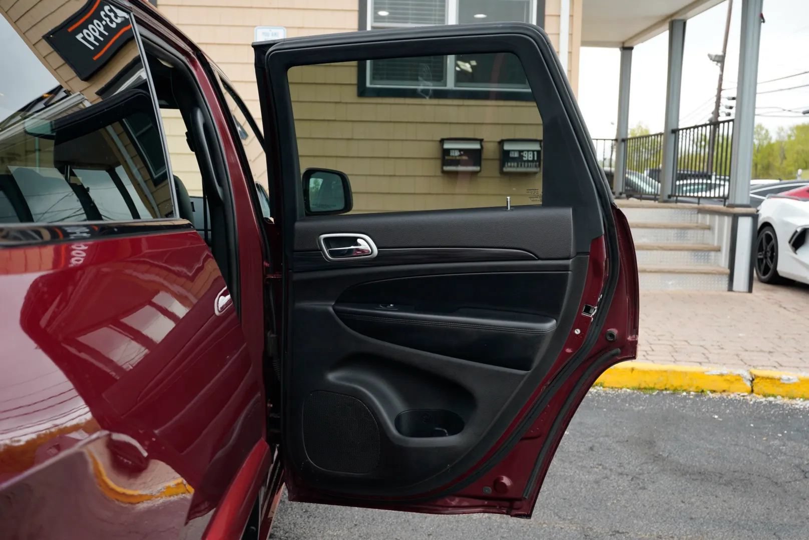 Used 2019 Jeep Grand Cherokee Altitude AWD/4WD image 23