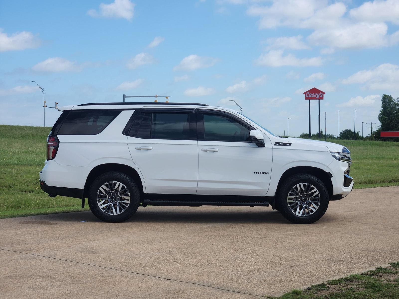 Used 2021 Chevrolet Tahoe Z71 w/ Z71 Off-Road Package AWD/4WD image 7