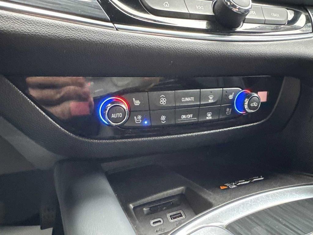 Used 2024 Buick Enclave Premium image 18