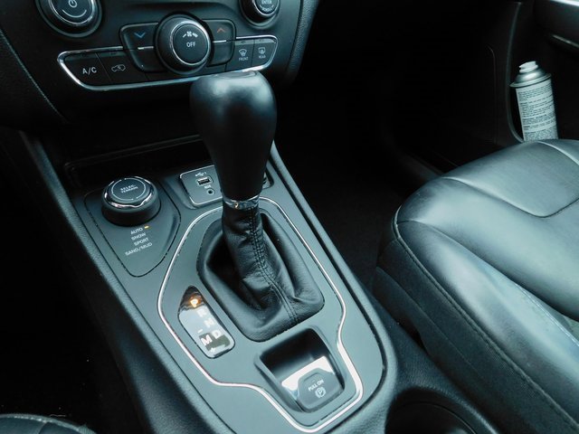 Used 2019 Jeep Cherokee Latitude Plus w/ Cold Weather Group image 11